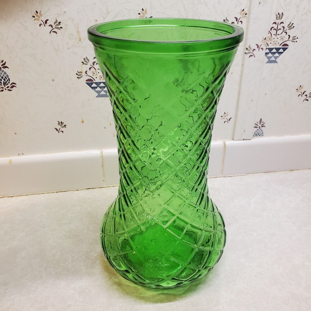 Vintage Hoosier Vase 4086 EMERALD GREEN Glass Diamond Quilt Pattern 8.5”Tall